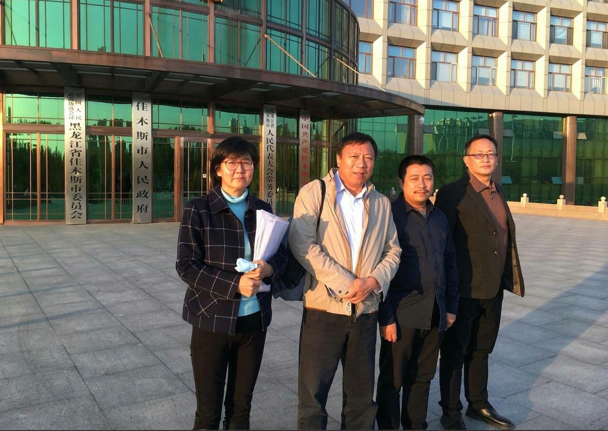 （從左至右）王宇、包龍軍、任全牛和王全璋於2021年12月31日到佳木斯市政府等部門遞交對一審法官松濤的控告信。（大紀元）