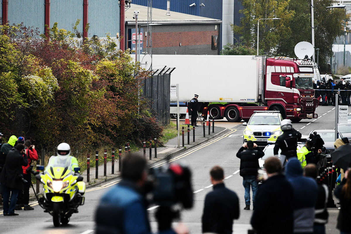 2019年10月23日，在英國倫敦附近的埃塞克斯郡（Essex）一冷藏貨車拖車中發現39具偷渡客屍體。（Leon Neal/Getty Images）