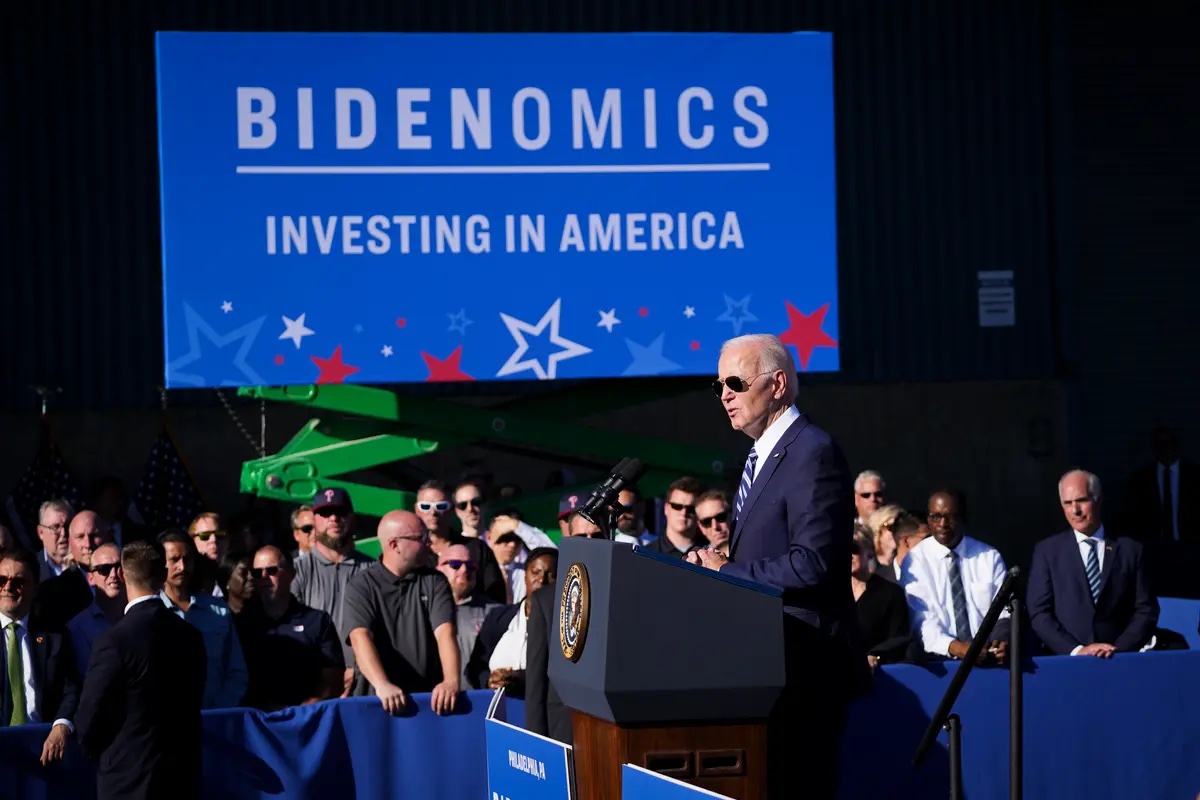 2023年10月13日，美國總統拜登（Joe Biden）在賓夕凡尼亞州費城提歐加（Tioga）海運碼頭講解拜登經濟學，並宣布對地區清潔氫氣中心的清潔製造業投資。（Madalina Vasiliu／英文大紀元）