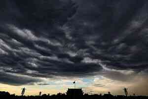 中共兩會北京風聲鶴唳 遊客手機殼都要拆開查