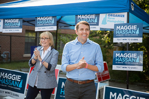 2022年9月10日,在新罕布什爾州多佛市(Dover),正在競選連任的民主黨參議員Maggie Hassan(左)和民主黨眾議員Chris Pappas(右)共同出席了一次競選活動。(Scott Eisen/Getty Images)