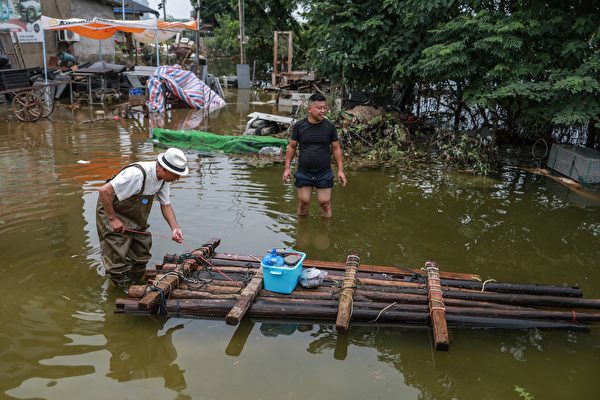 2020年7月16日，江西省中部九江市鄱陽縣一名男子自製的木筏。（STR/AFP via Getty Images）