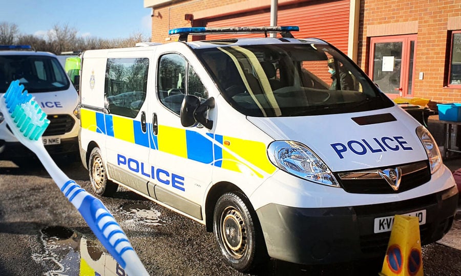 英少年向警車擲泥漿 警察讓其用牙刷「清潔」