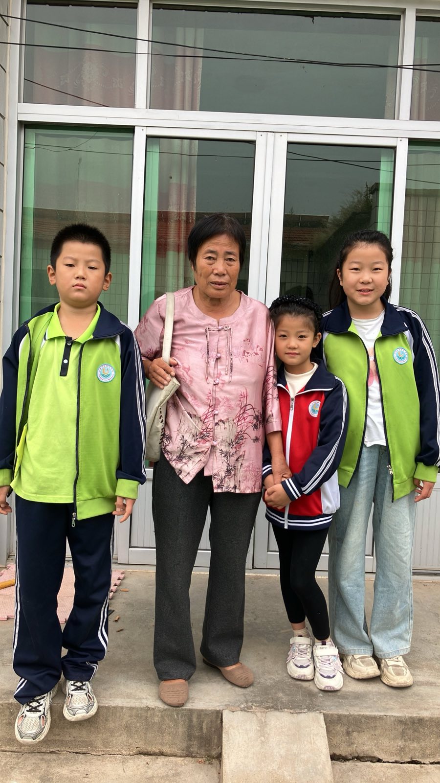 金月的婆婆帶著三個孩子到公、檢、法單位去要孩子的媽媽。(明慧網)