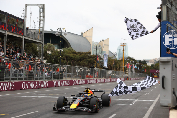 2025年9月21日,F1大獎賽阿塞拜疆站正賽,杆位起步的紅牛荷蘭車手韋斯達賓(Max Verstappen)率先衝線,奪得本賽季第四個分站冠軍,首次取得賽季「背靠背」連勝。圖為韋斯達賓駕駛紅牛賽車率先衝線瞬間。(Lisi Niesner/POOL/AFP via Getty Images)