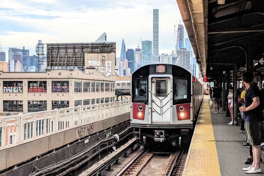 紐約兩地鐵列車相撞 高峰期多條線路癱瘓