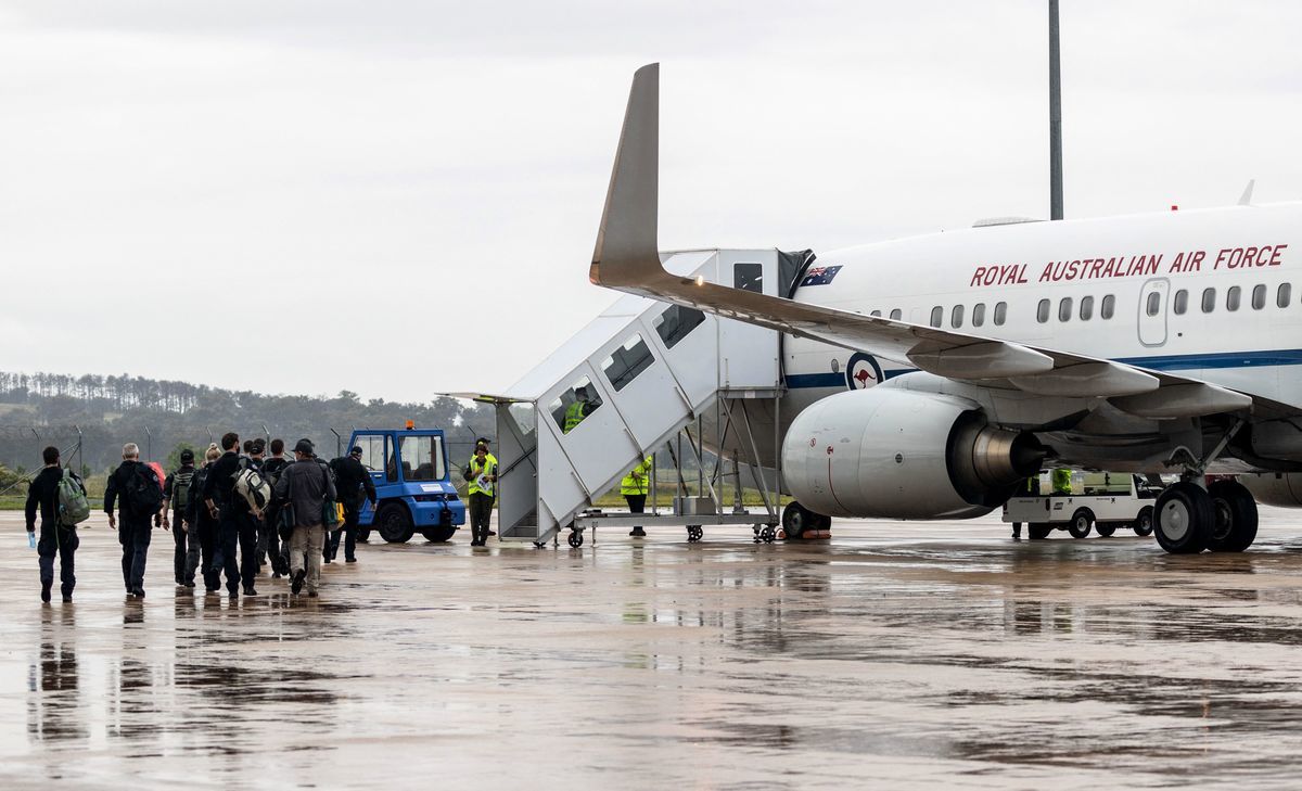 2021年11月25日，一些澳洲聯邦警察在坎培拉機場登上飛往所羅門群島的飛機。（Jacqueline Forrester/Australia Defence Force/AFP via Getty Images）