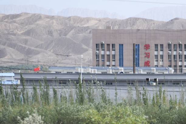 中共當局在新疆地區設立技術培訓和再教育營，打擊宗教、推動民族和語言同化，被世界多國譴責。圖為新疆再教育營。 （GREG BAKER/Getty Images）