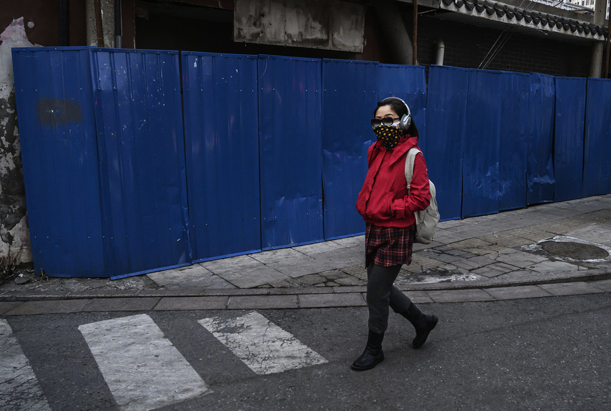 北京核心地帶周邊胡同都被封堵住了。圖為2月26日一名女孩經過北京被封堵的柵欄前。（Kevin Frayer/Getty Images）