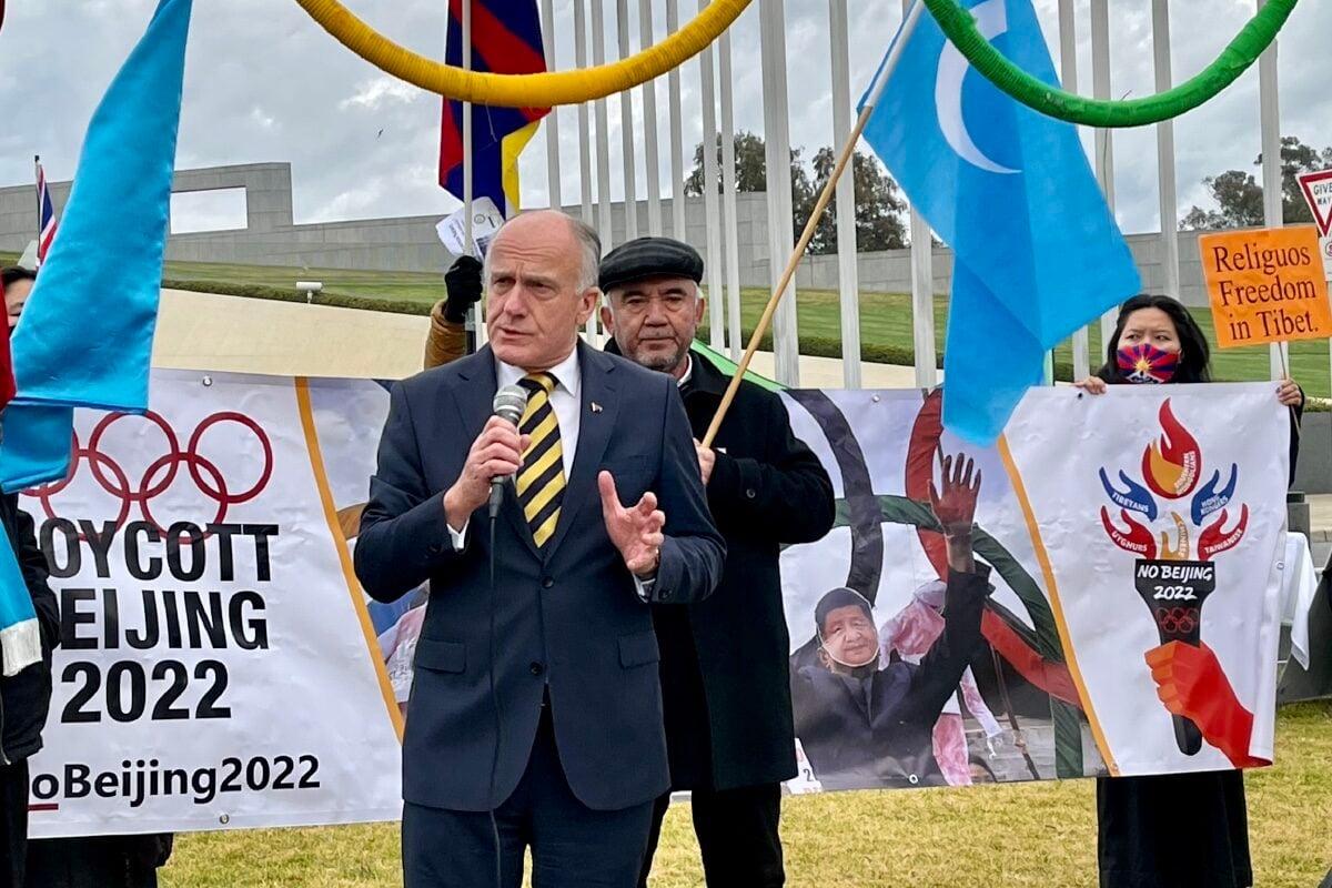 澳洲塔斯馬尼亞州（Tasmanian）自由黨參議員阿貝茨（Eric Abetz）於2021年6月23日在澳洲坎培拉國會大廈外的「抵制北京2022」（No Beijing 2022）集會上發表講話。（The Epoch Times）