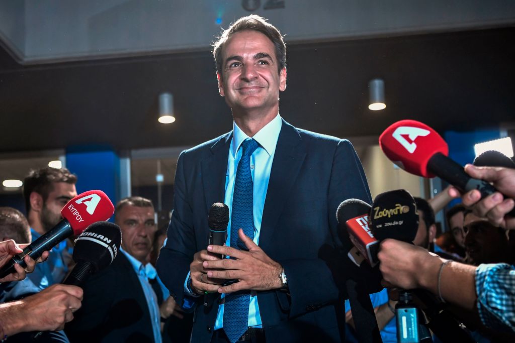 希臘新當選的總理和保守派新民主黨領導人基裏亞科斯．米佐塔基斯（Kyriakos Mitsotakis）在選舉結果出爐後於其黨總部外發表講話。（Louisa Gouliamaki /AFP/Getty Images）