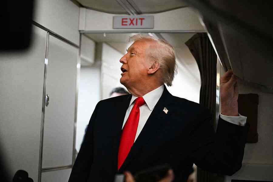  特朗普在空軍一號上答記者問 發生幽默一幕