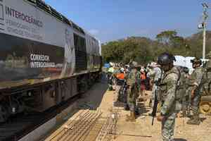 墨西哥一客運列車脫軌 至少十三死98傷