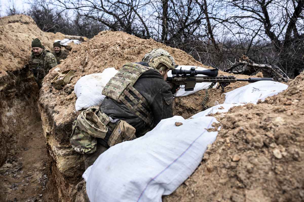 2023年3月5日，在烏克蘭巴赫穆特（Bakhmut）外的前線戰壕，烏克蘭第28旅一名狙擊手正在瞄準俄羅斯陣地。（John Moore/Getty Images）