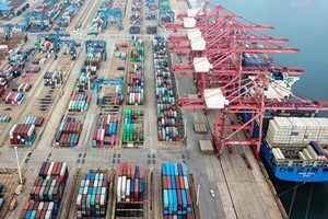 中國貨櫃航運市場疲弱 海運價格暴跌九成