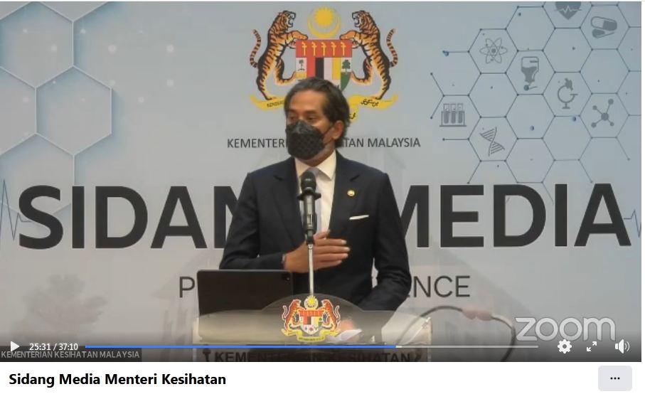 2022年4月27日，馬來西亞衛生部長凱里（Khairy Jamaluddin）宣布了5月1日起實行的放大幅度寬防疫措施。（新聞發布會直播截圖）