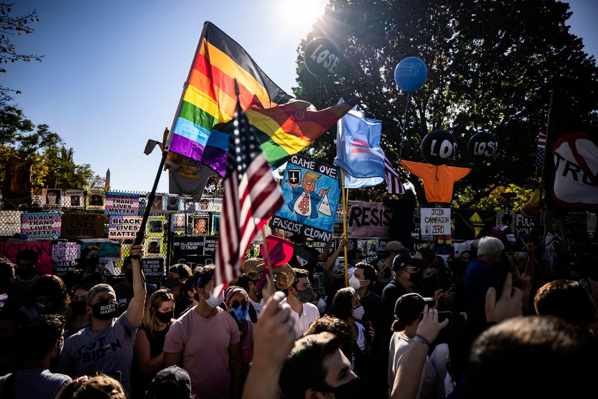 在華府慶祝拜登「勝選」的遊行中，同性戀旗幟高高舉起。（Getty Images）