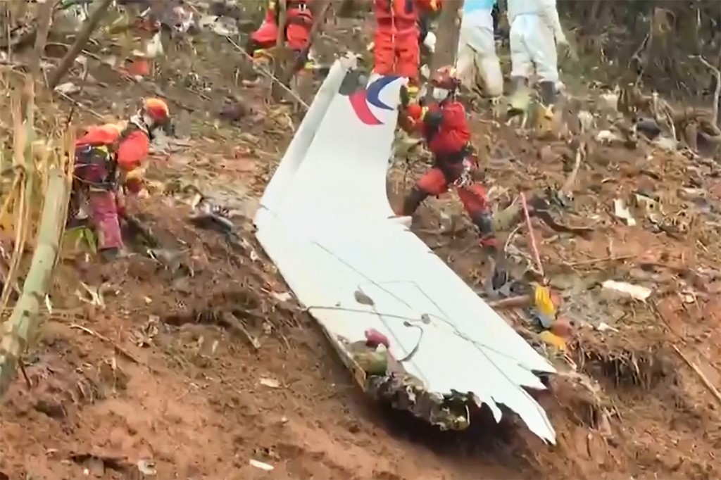 3月24日，救援隊繼續在東航客機墜毀區域進行搜索。（various sources/AFP）