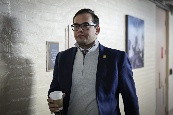 特朗普為前眾議員桑托斯減刑 下令立即釋放