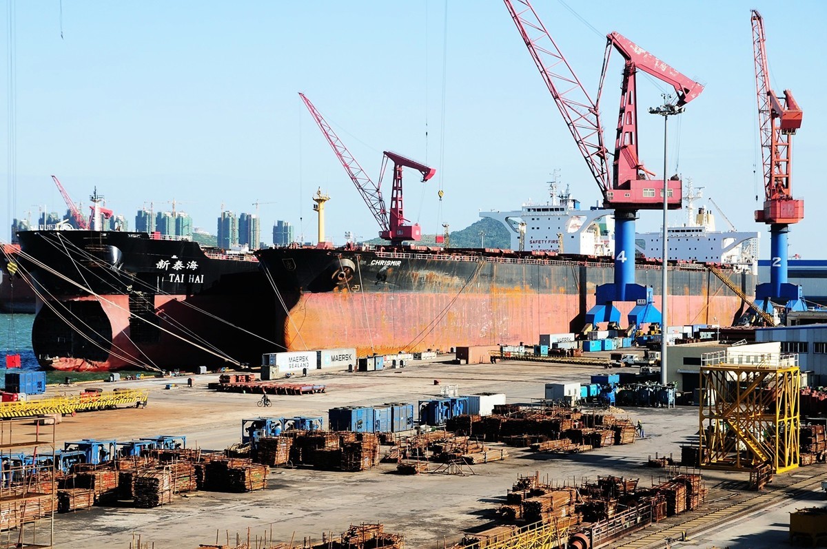 圖為2011年10月17日，中國青島港口外一艘等待卸貨的貨輪。（STR/AFP/Getty Images）