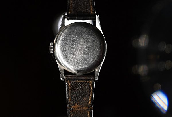 2023年5月23日，中國清朝末代皇帝愛新覺羅溥儀的Patek Philippe Ref. 96QL腕錶在香港展出，並於同日在香港拍賣。（Peter PARKS / AFP）