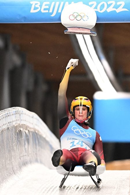 34歲的德國選手蓋森貝格爾（Natalie Geisenberger）連續三屆冬奧會奪得女子單人雪橇冠軍。圖為2022年2月13日，她參加北京奧運會、終點過線瞬間。（Daniel Mihailescu/AFP via Getty Images）