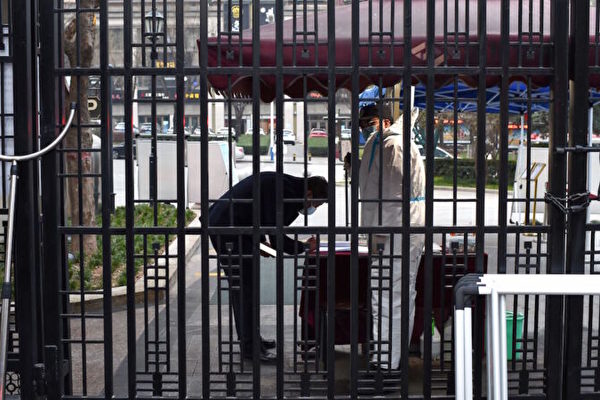 2021年12月23日，中國陝西省西安市，在最近爆發冠狀病毒後，一名保安在受到限制的居民區入口處檢查居民信息。 （STR/AFP via Getty Images）