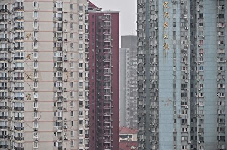 專家估計，中國可能有4,000萬到6,000萬套公寓沒有住人。如今，消化這些閒置住房可能需要10年以上的時間。圖為2021年10月20日的上海住宅樓。 （HECTOR RETAMAL/AFP via Getty Images）