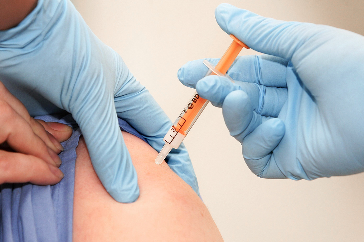 圖為注射疫苗示意圖。（LEWIS WHYLD/AFP via Getty Images）