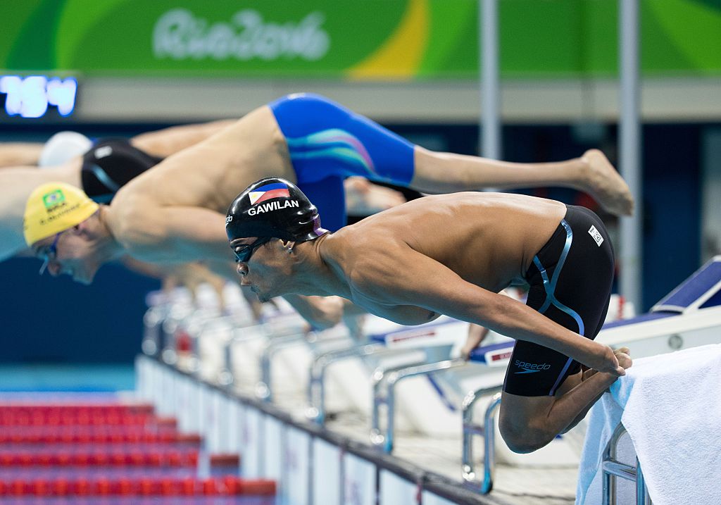 厄尼‧加維蘭（前）於2016年9月11日在巴西里約熱內盧舉行的殘奧會期間，參加男子100米自由泳比賽。（Simon Bruty For OIS/IOC/AFP via Getty Images）