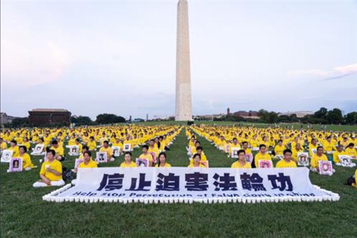 海外法輪功學員悼念在中國大陸被迫害致死的法輪功修煉者。資料圖。（大紀元）