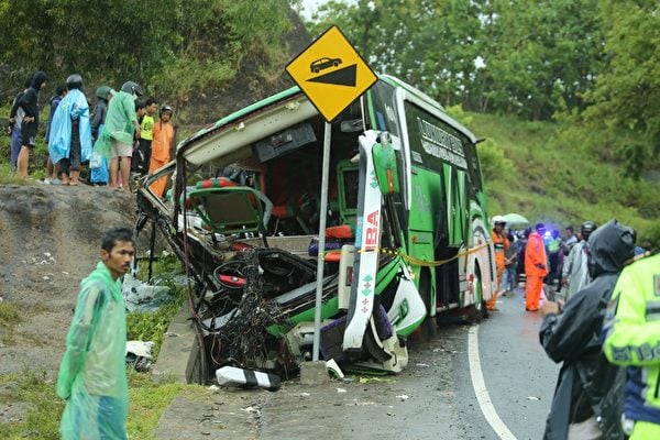 印尼火車和巴士相撞 至少十一死多人傷