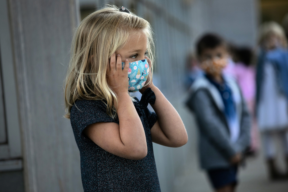 全美越來越多的兒童感染變種病毒。圖為一名戴著口罩的兒童。（John Moore/Getty Images）