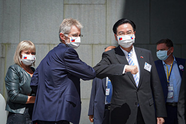 捷克參議院議長維特齊（前左）8月31日下午參訪政大，並在創新育成中心發表演說，台灣外交部長吳釗燮（前右）到場迎接，雙方以手肘互碰打招呼。（中央社）