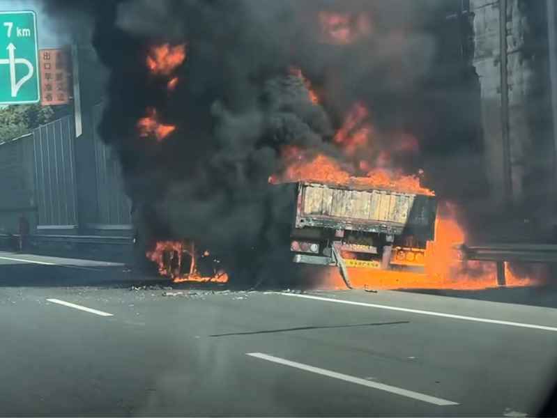 上海高速上一貨車起火 車輛及貨物全部燒燬