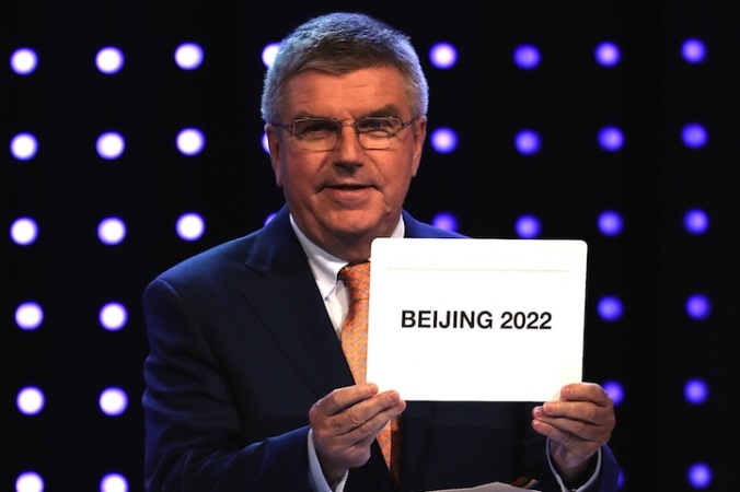 國際奧委會主席巴赫（Thomas Bach）於2015年7月31日宣布，北京取得2022年冬季奧運主辦權。（How Foo Yeen/Getty Images）