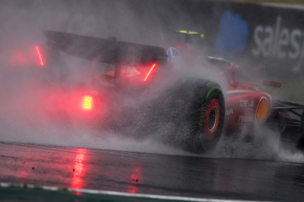 2024年11月3日,F1巴西大獎賽正賽,紅牛荷蘭車手韋斯達賓(Max Verstappen)從第17位發車,連續上演超車好戲,勇奪冠軍。比賽在雨中進行,事故頻發。(Clive Mason/Getty Images)
