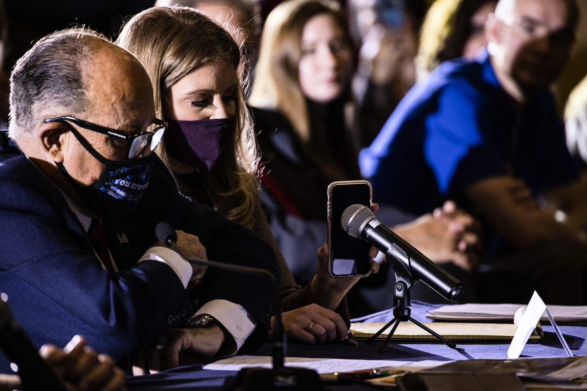 11月25日下午，賓夕凡尼亞州參議院在葛底斯堡溫德姆酒店舉行選舉問題聽證會。特朗普意外現「聲」，與會者驚喜。（Samuel Corum/Getty Images）