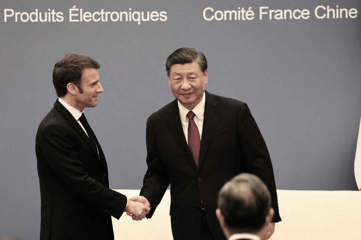 圖為2023年4月6日，法國總統馬克龍（左）和中共國家主席習近平在北京參加中法企業家委員會會議。（Ludovic Marin/POOL/AFP via Getty Images）