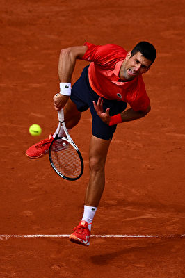 2023年6月11日,法網公開賽男單決賽,36歲的塞爾維亞球王祖高域(Novak Djokovic)以7:6/6:3/7:5擊敗挪威名將魯德(Casper Ruud),奪得個人第23個大滿貫男單冠軍,超越納達爾成為歷史第一人。(Clive Brunskill/Getty Images)