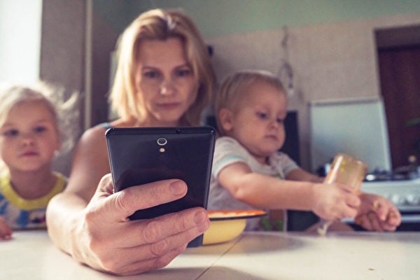 很多家長自己也忙於看手機，沒空陪伴兒童。（Vitolda Klein on Unsplash）