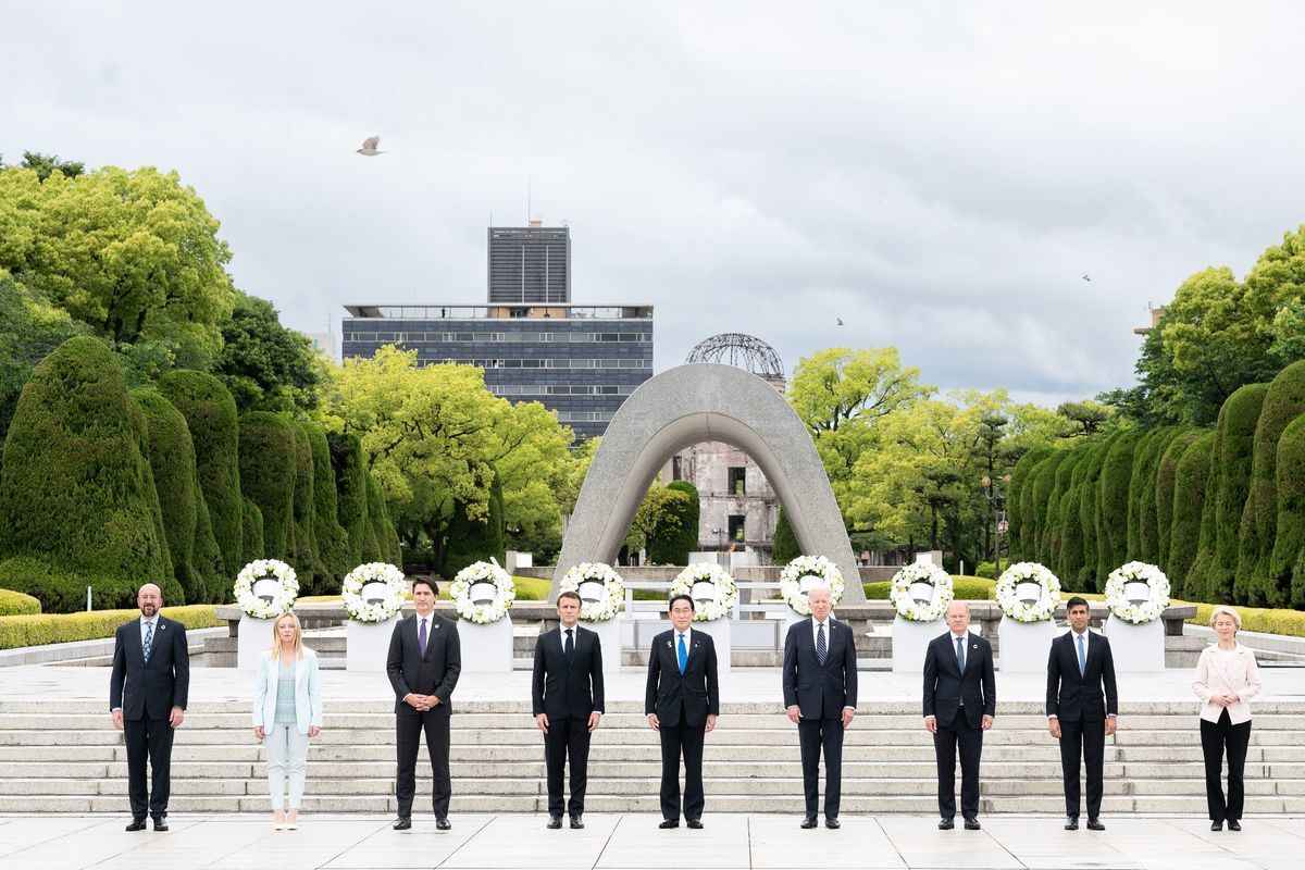 2023年5月19日,G7廣島峰會正式開幕第一天,七國集團領導人在廣島和平紀念公園舉行獻花儀式後合照。左起為歐盟理事會主席米歇爾、意大利總理梅洛尼、加拿大總理杜魯多、法國總統馬克龍、日本首相岸田文雄、美國總統拜登、德國總理朔爾茨、英國首相辛偉誠和歐盟委員會主席馮德萊恩。 (Jacques Witt/POOL/AFP via Getty Images)