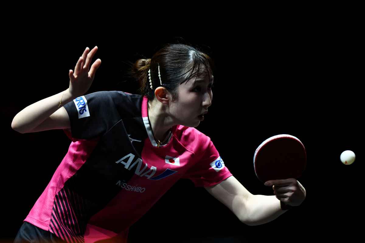 在杭州亞運會乒乓球女子單打準決賽中，日本球員早田希娜4:3擊敗中國球員王藝迪。圖為2021年12月5日早田希娜在新加坡比賽中反手接球。（Yong Teck Lim/Getty Images）