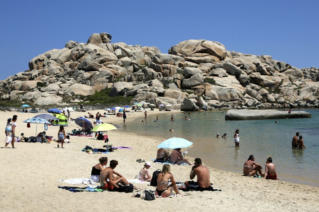 2022年7月10日，遊客在地中海附近避暑。（Pascal Pochard-Casabianca/AFP via Getty Images）