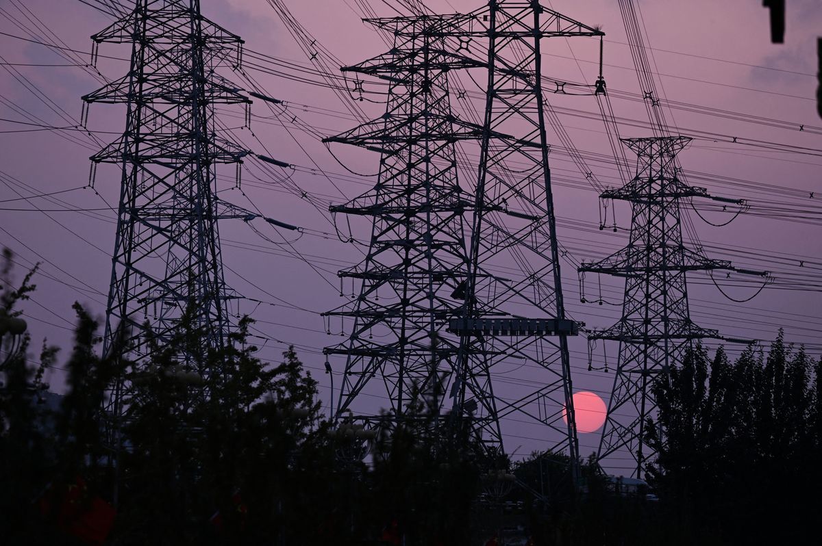 2021年9月28日，北京，太陽從電力塔架後面落下。（LEO RAMIREZ/AFP via Getty Images）