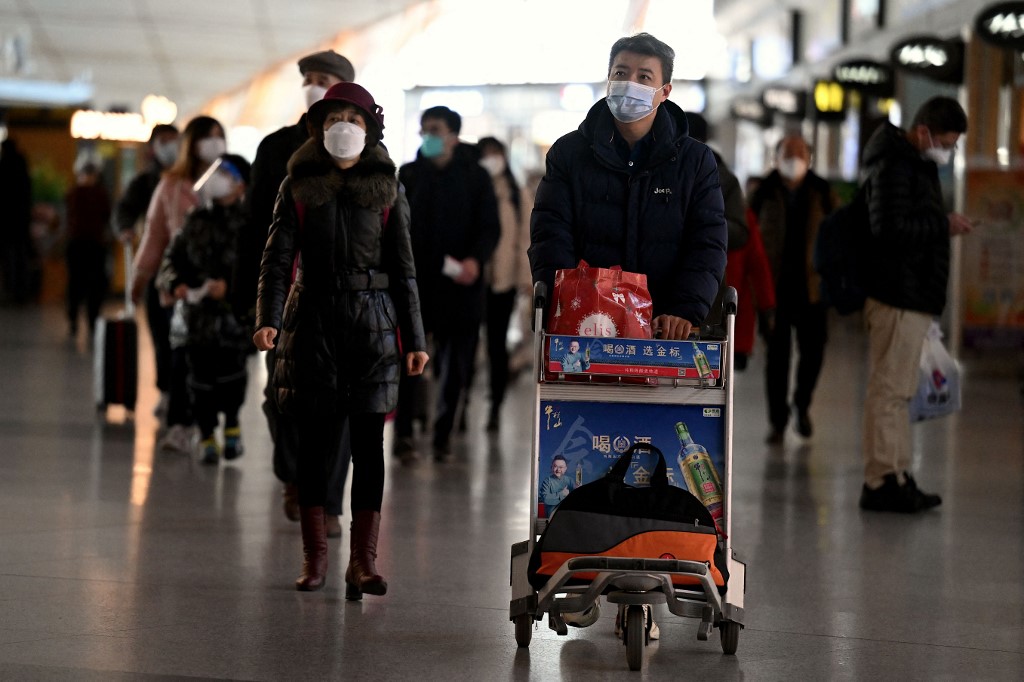 2022年12月29日，北京國際機場內的出境旅客。（Noel Celis/AFP）