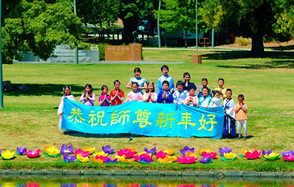 2022年中國傳統新年到來之際，澳洲墨爾本明慧學校大法小弟子祝師尊新年快樂。（柏川／大紀元）