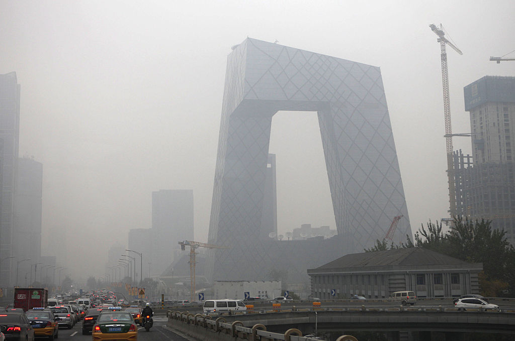 陰霾天氣中，位於北京的中共喉舌中央電視台總部。（Getty Images）