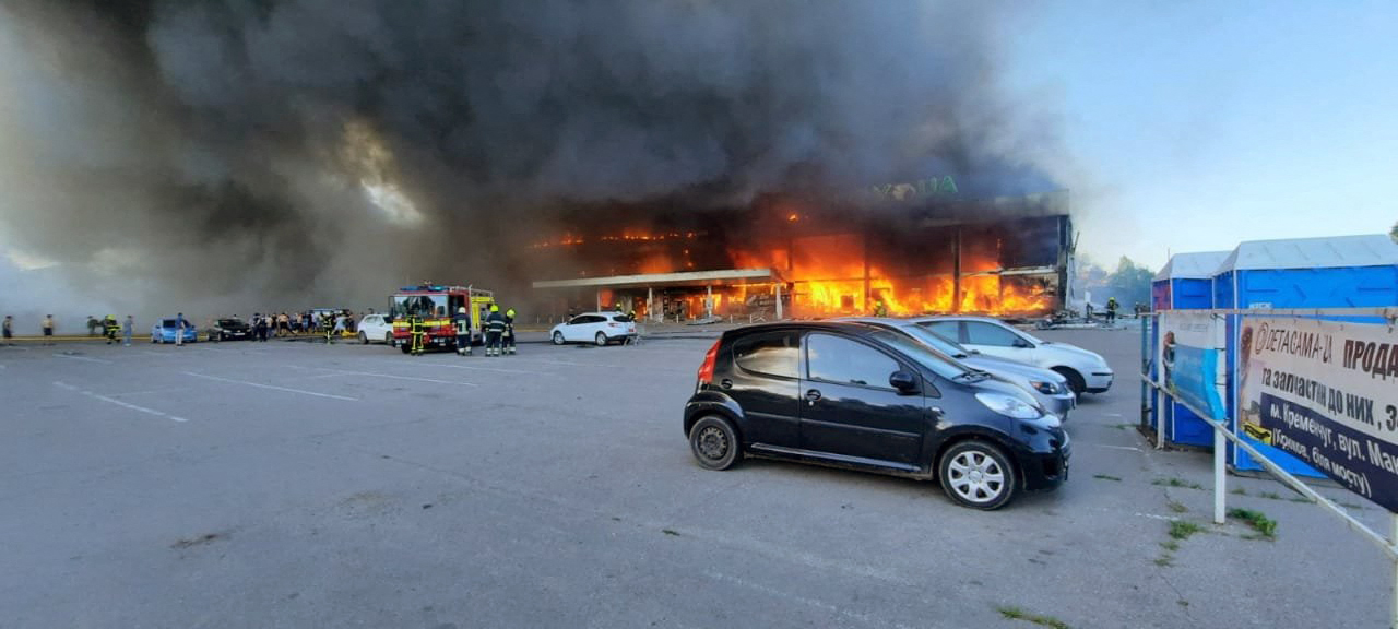 2022年6月27日，烏克蘭克列緬丘格市（Kremenchuk）的商場遭到俄羅斯導彈襲擊，造成至少16死59傷。(Ukraine Emergency Ministry Press Service/AFP)
