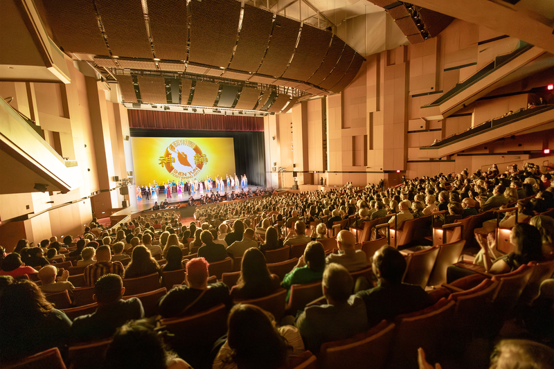 神韻加州首府爆滿 艾美獎得主盛讚